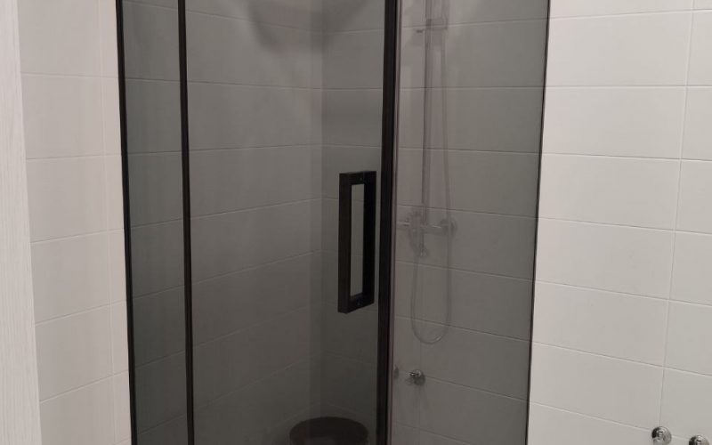 черная душевая кабина из стекла