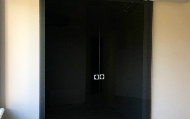 черные двустворчатые двери из стекла